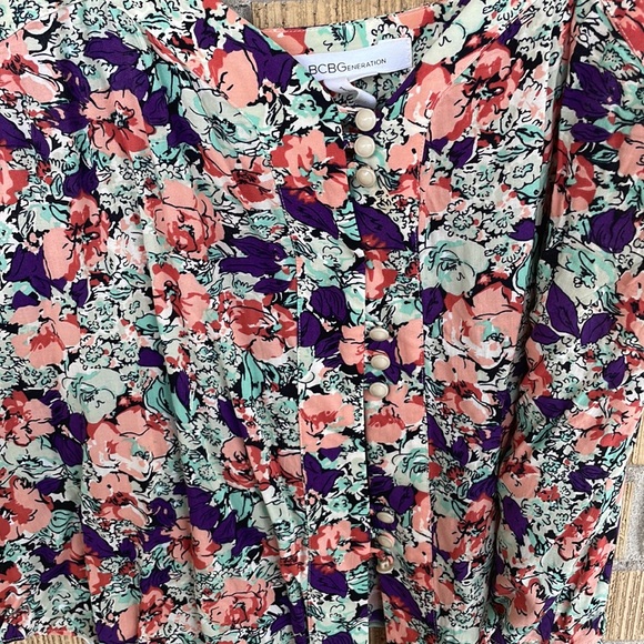 Cute top for summer - BCBGeneration - Picture 2 of 3